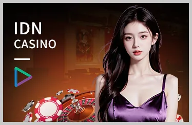 Người chia bài trực tiếp đang tương tác với người chơi trong một sảnh casino online hiện đại.