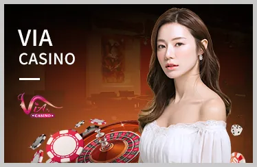 Người chơi đang tham gia trò blackjack trực tuyến với các lá bài và chip cược trên bàn.